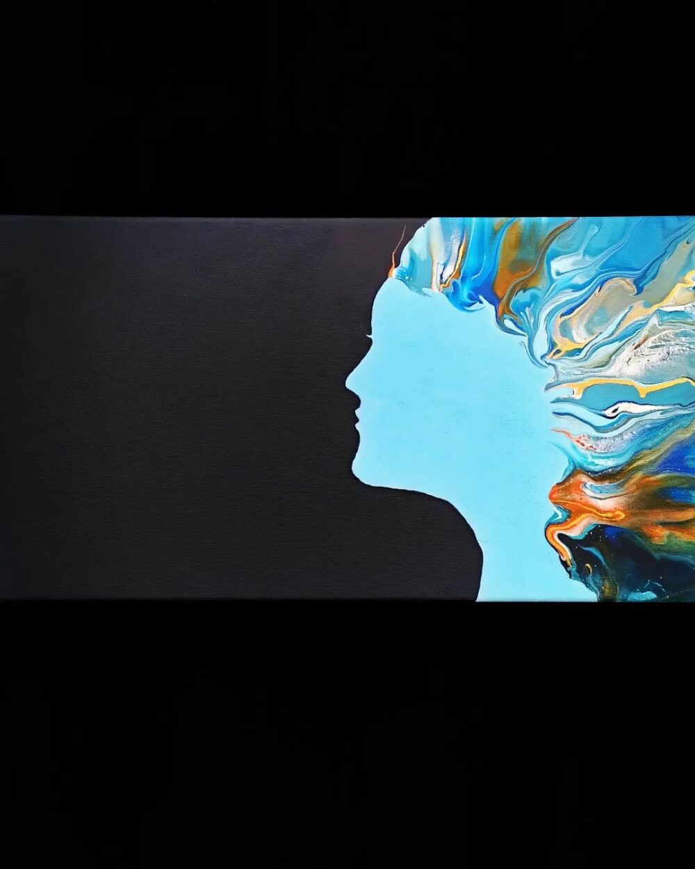 Visage de femme avec des cheveux multicolores dans le vent