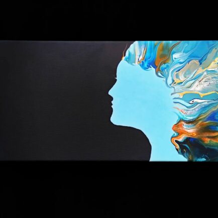 Visage de femme avec des cheveux multicolores dans le vent