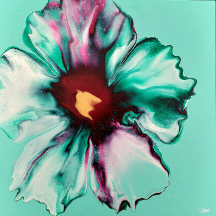 Grande fleur vue de face, de 60x60cm, avec cinq pétales, sur fond vert phtalo clair. Le coeur est magenta avec une tâche dorée au milieu
