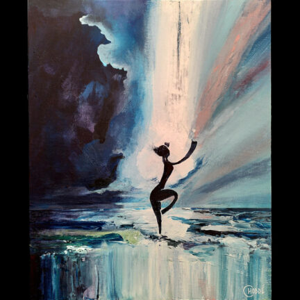 Une femme danse dans l'eau, le regard vers le ciel. Elle a trouvé son identité et son chemin vers la liberté