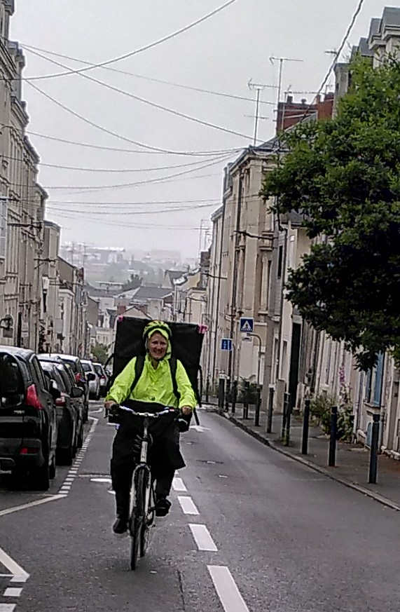 Livraison à vélo d'un tableau acheté à Angers par claire hoddé artiste peintre