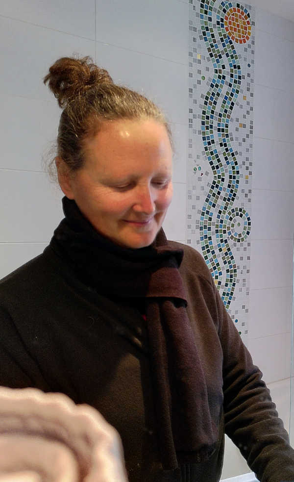 Sourire de méditation intérieure en lavant mon pinceau raidi par la peinture