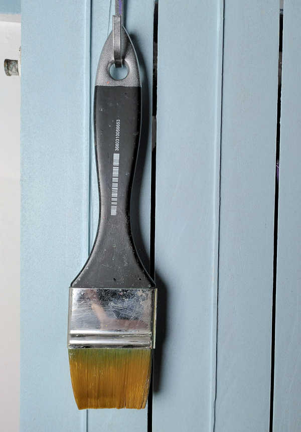 pinceau accroché en cours de séchage, après la lutte puis le soin pour le laver