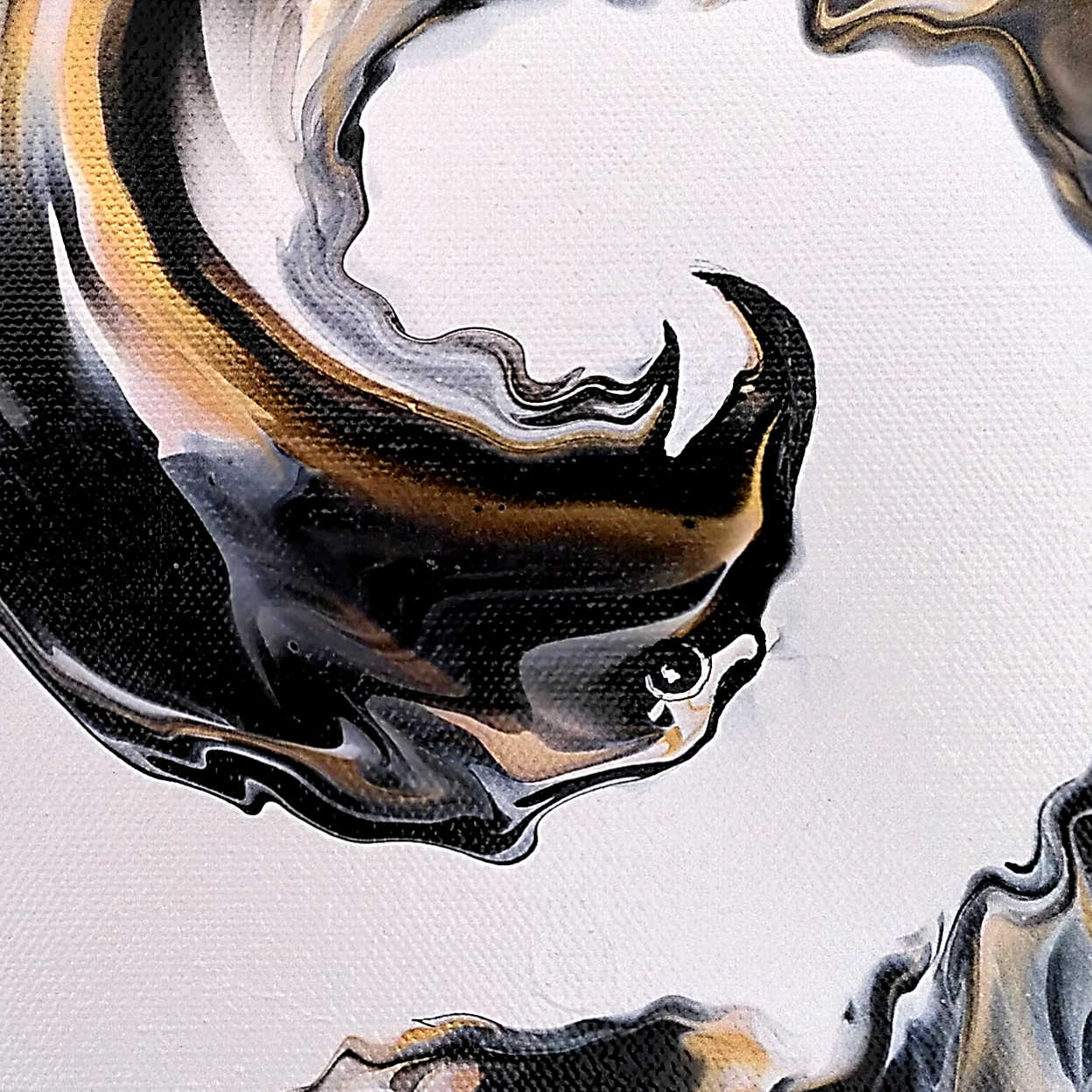 vague aigle noire et or détail de la tête de l'aigle