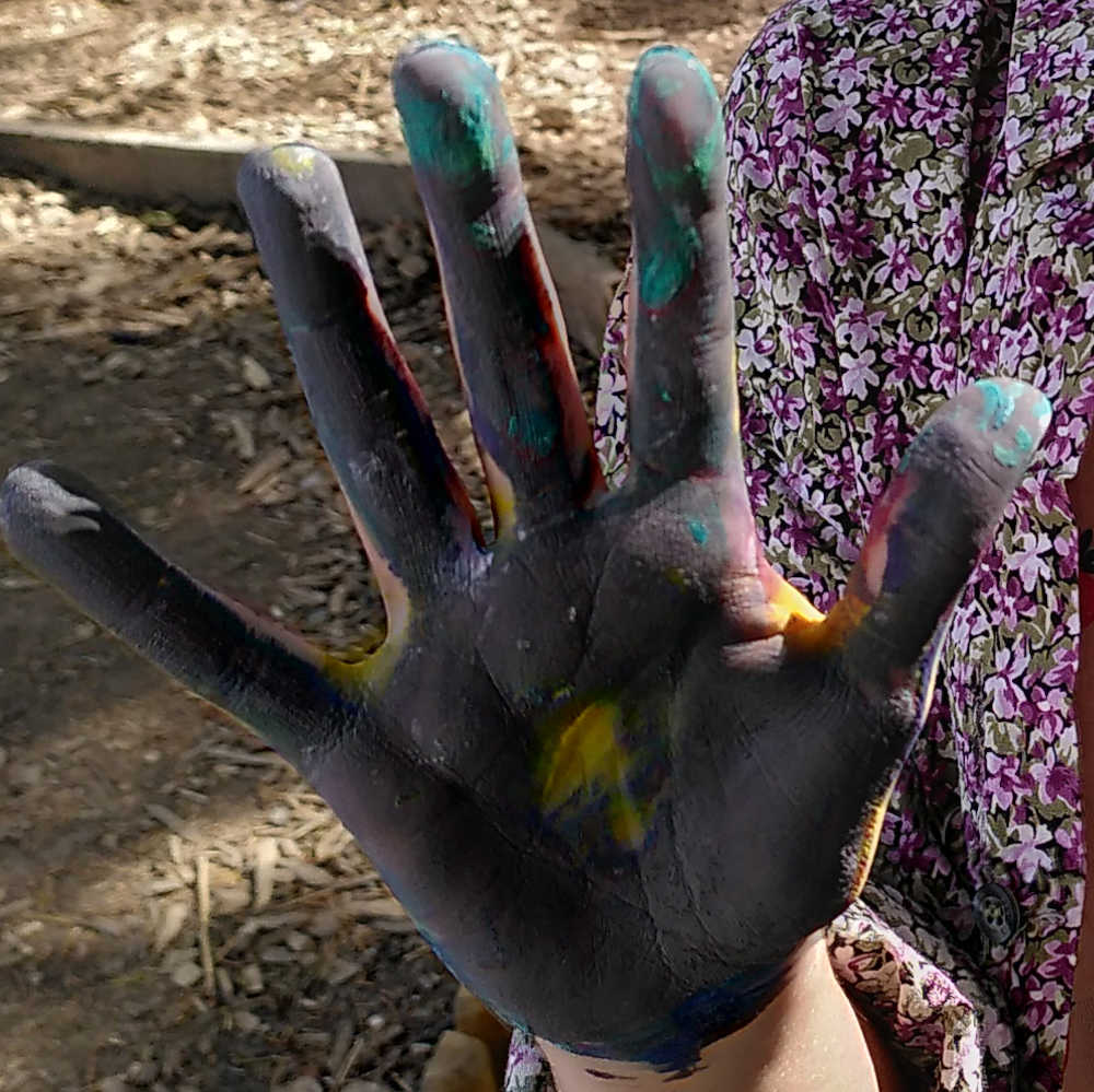 Main d'écolière suite à un atelier peinture -  mes mains sont une belle oeuvre d'art