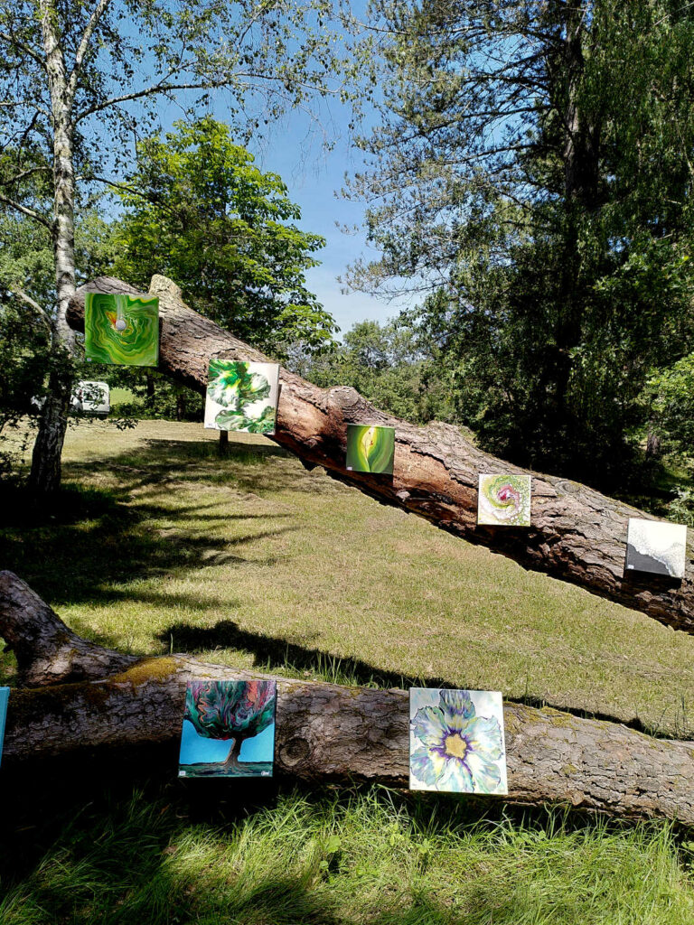 Exposition à queaux pour la Main Bleue Jardin et tronc