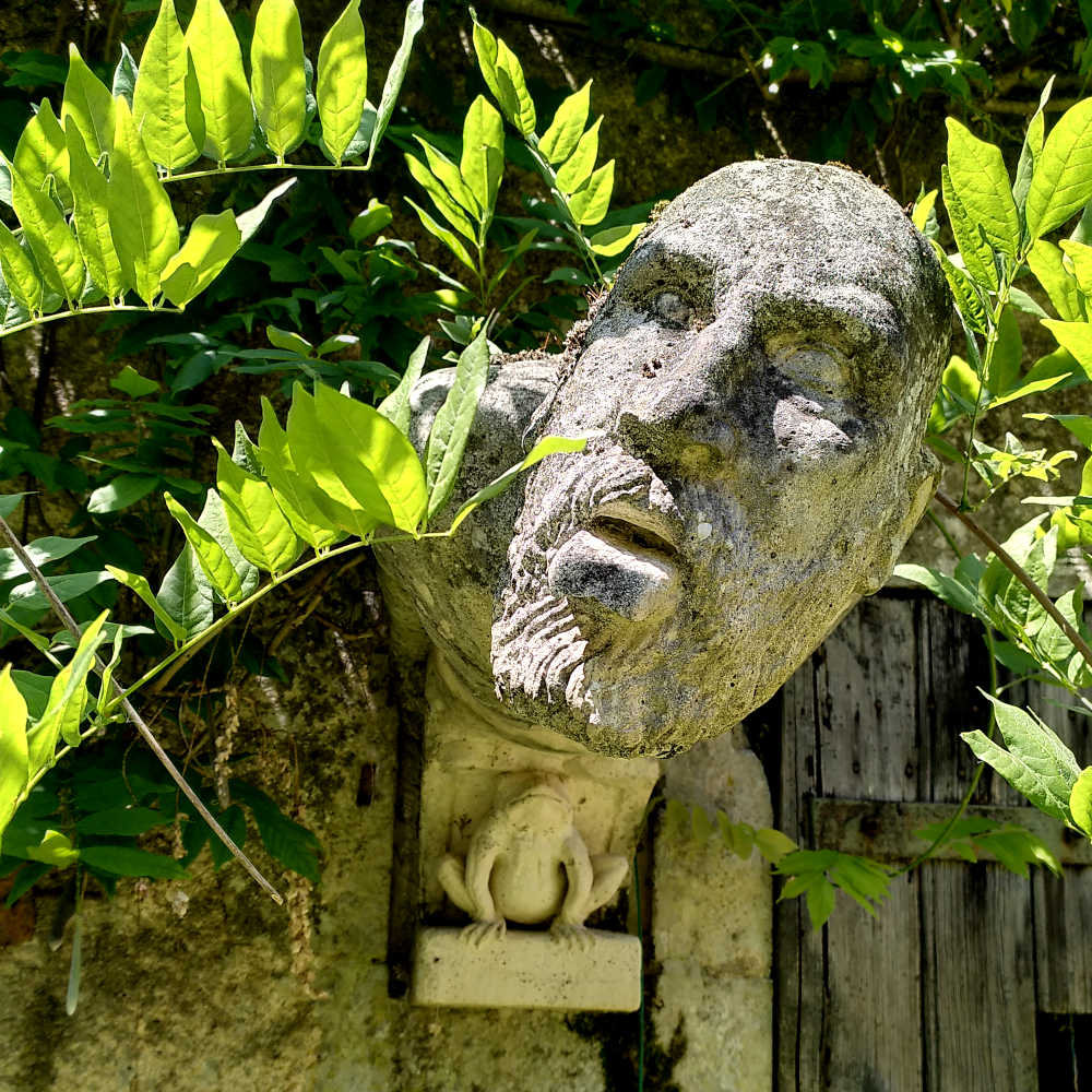 Sculpture gargouille de Pierre Hoddé au château de Puyrajoux à Queaux (86)