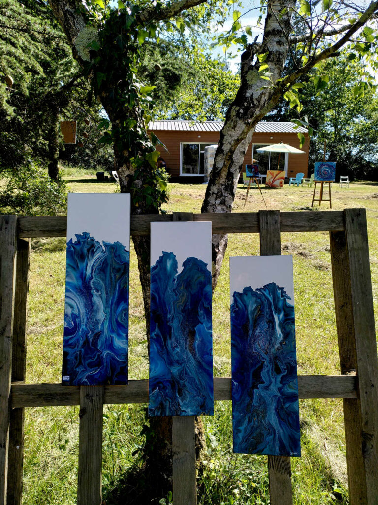 Exposition à queaux pour la Main Bleue triptyque de vagues