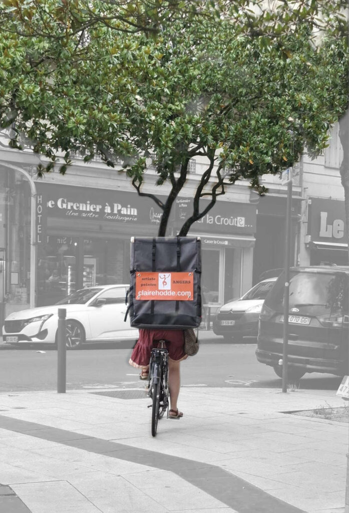 Claire Hoddé et son tableau sur le dos à vélo porte la nature et expose