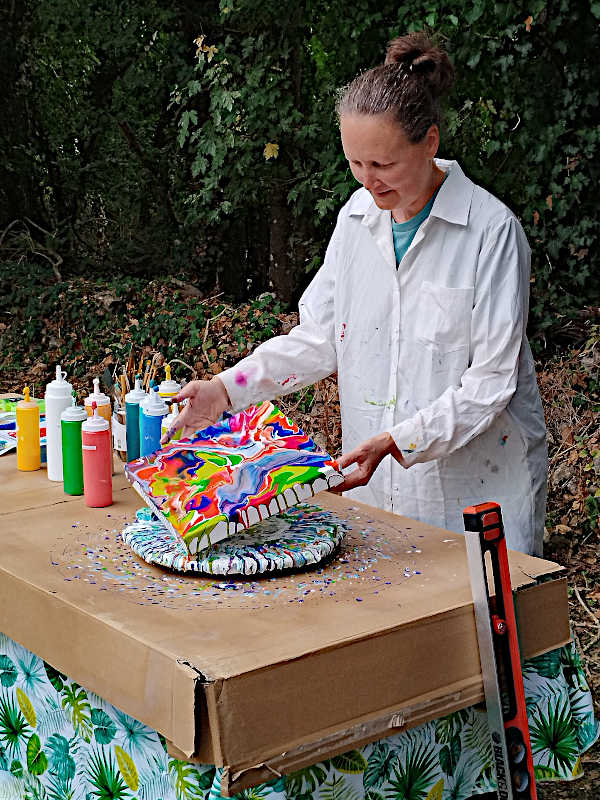 Démonstration de peinture fluide sur un plateau tournant